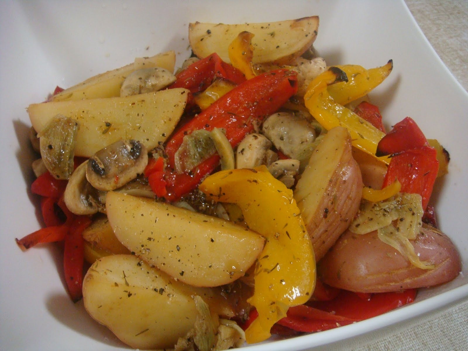 Картофель с грибами в мультиварке. Картошка с овощами. Тушеная картошка с овощами. Жареная картошка с овощами. Картофель с овощами в духовке.