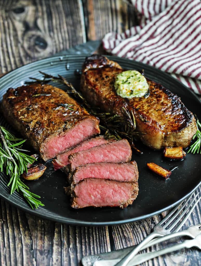 pan-sear-steak-sliced-on-a-plate-774x1024-1786001356.jpg